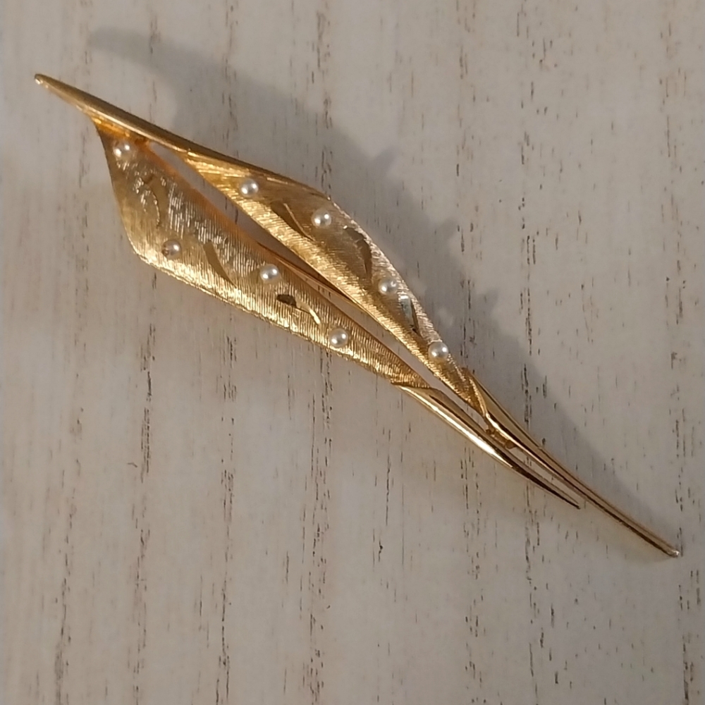 Vintage Art Deco Goldtone with Faux Pearls Textured Feather Brooch, Unsigned